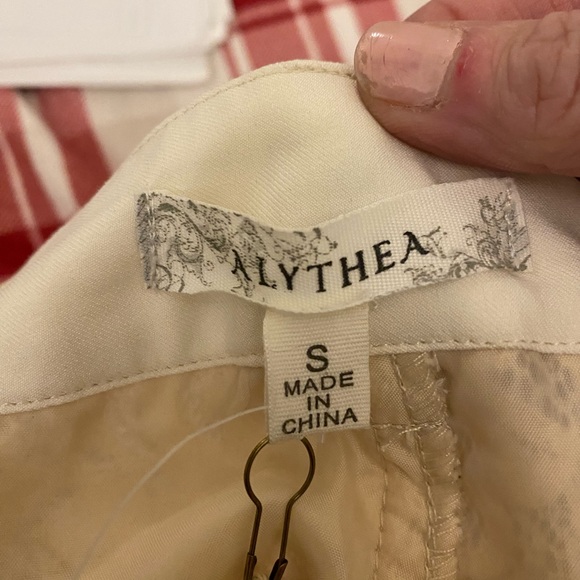 NWT alythea brand cream lace pants size small. Inseam25 - Picture 4 of 6